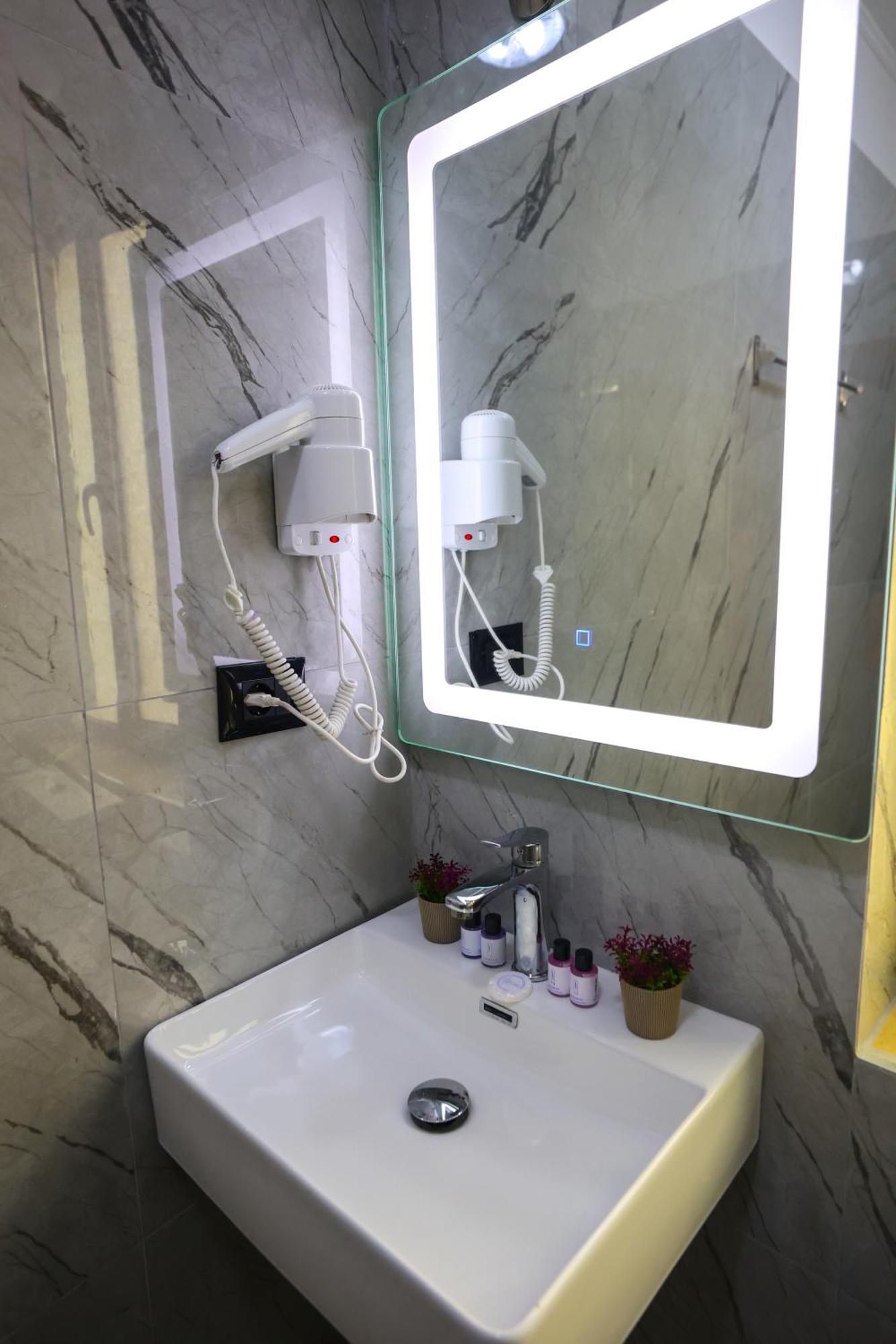 Vila Alizee Hotel Tiranë Ngoại thất bức ảnh
