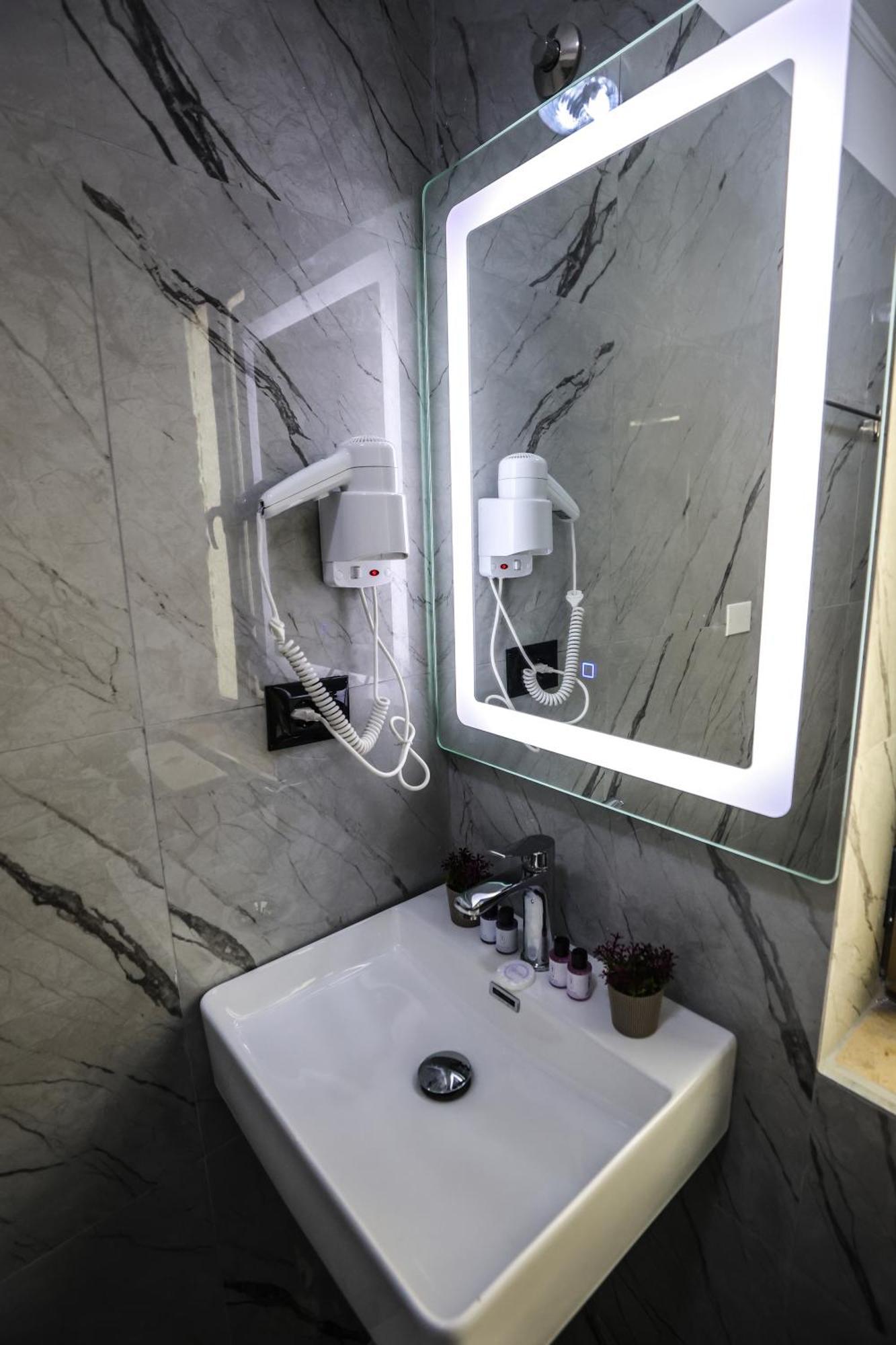 Vila Alizee Hotel Tiranë Ngoại thất bức ảnh