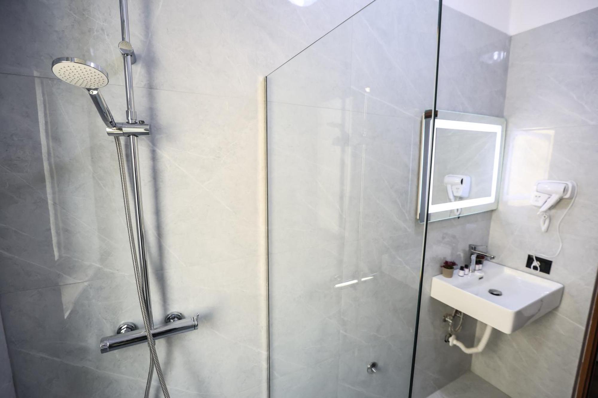 Vila Alizee Hotel Tiranë Ngoại thất bức ảnh