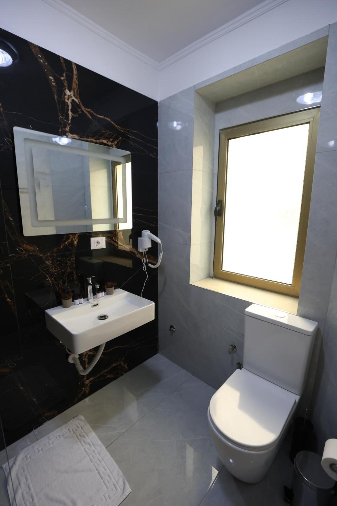 Vila Alizee Hotel Tiranë Ngoại thất bức ảnh