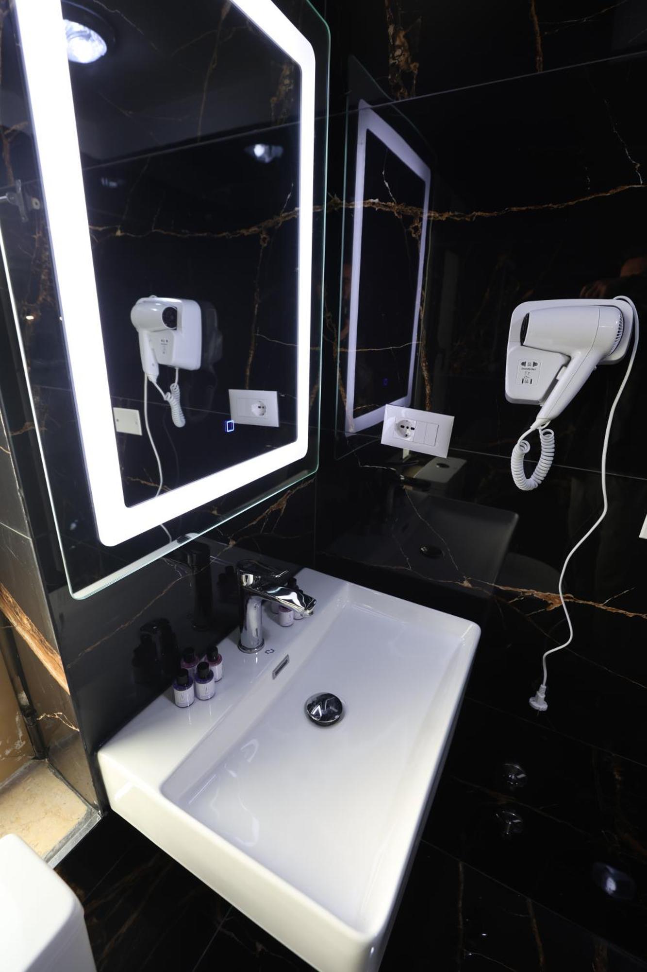 Vila Alizee Hotel Tiranë Ngoại thất bức ảnh